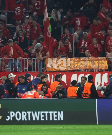 Bayern-fans maken excuses na verwonden fotografen bij voetbalduel